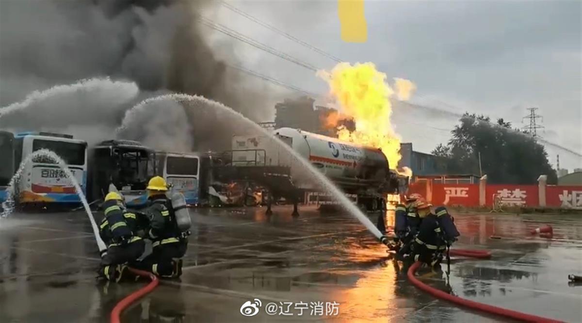 沈阳水罐车闪爆事故致一人受伤纪实报道