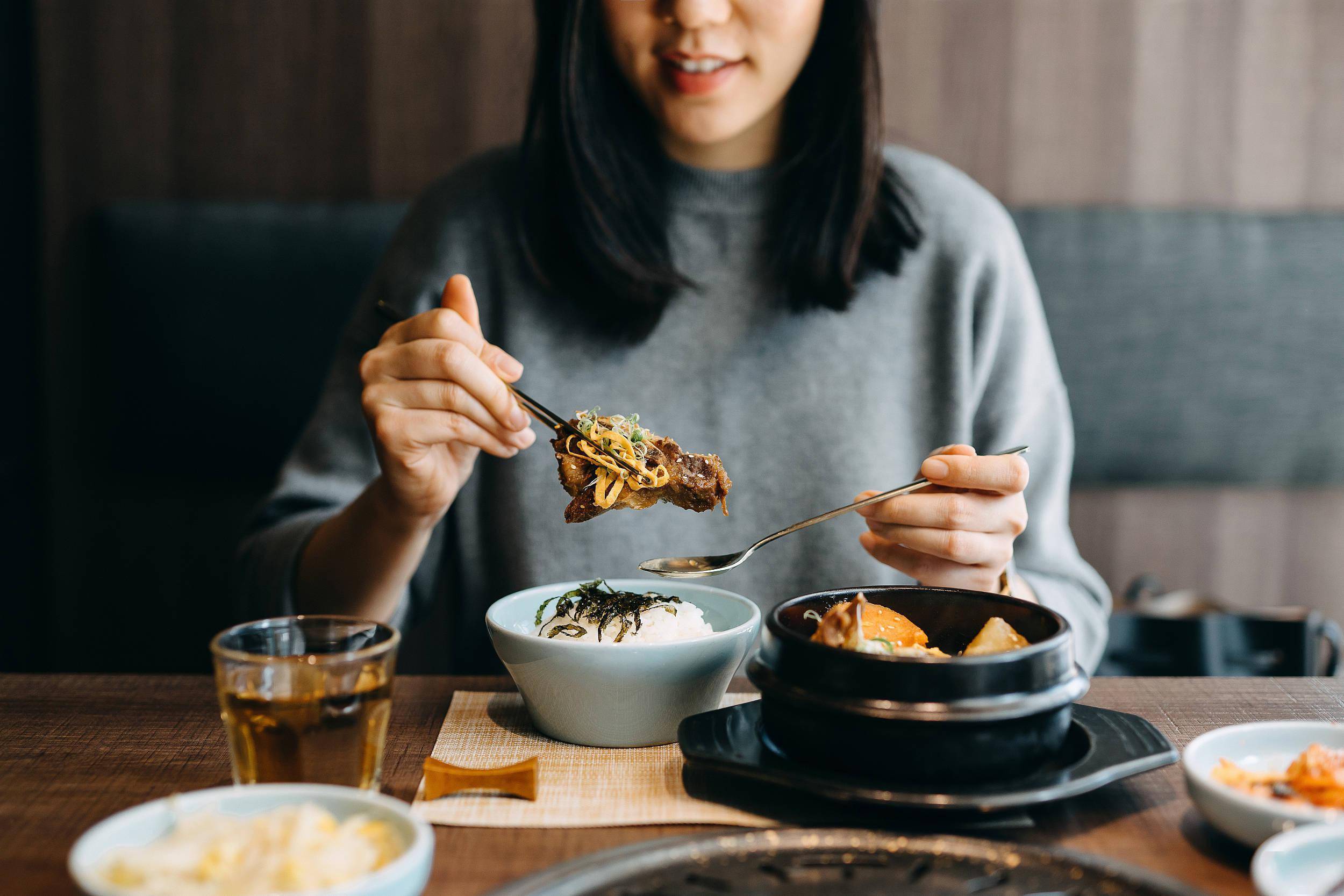 一人食餐厅，单身青年的社交绿洲与压力舒缓之所