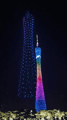 多地夜景灯光秀璀璨夺目，城市魅力吸引万千游客